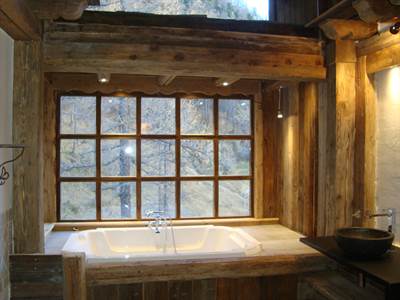 Salle de bain avec baignoire