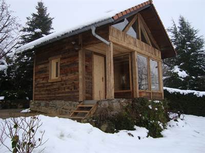 Façade chalet sous la neige